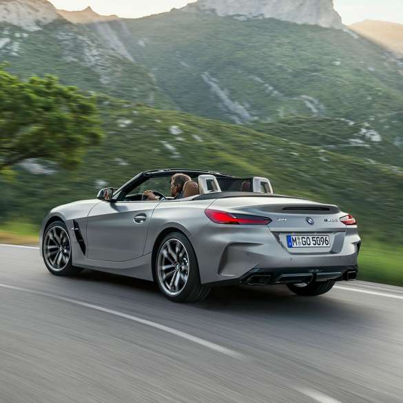 Dynamique de conduite BMW Z4 M40i G29 Vue arrière de trois quarts de la BMW Z4 Roadster M40i G29 2019 en BMW Individual Frozen Grey metallic