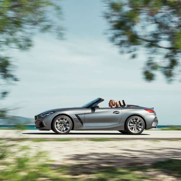 L’extérieur de la BMW Z4 M40i G29 BMW Z4 Roadster M40i G29 2019 Cabrio BMW Individual Frozen Grey metallic vue de profil