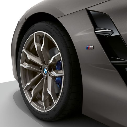 Jantes BMW Z4 M40i G29 Jantes BMW Z4 Roadster M40i G29 2019 BMW Individual Frozen Grey metallic, vue en gros plan de la jante et de l'Air Breather