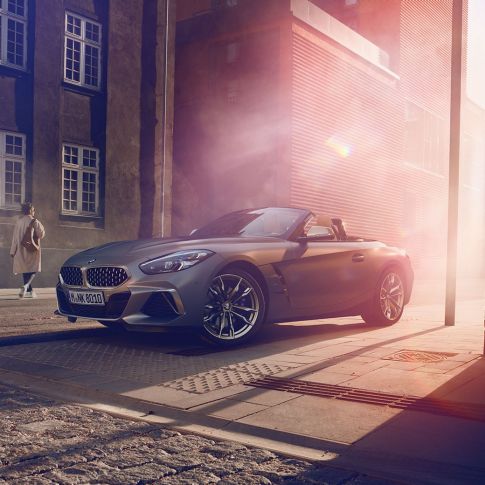 BMW Z4 M40i G29 vue de trois quarts avant BMW Z4 Roadster M40i G29 2019 Cabrio BMW Individual Frozen Grey metallic vue de trois quarts avant