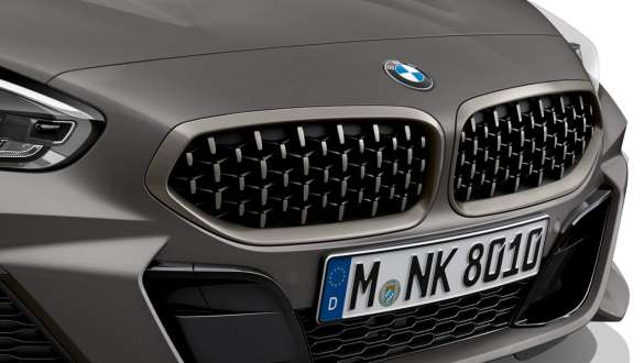 Doubles naseaux BMW Z4 M40i Roadster G29 Doubles naseaux en style Mesh BMW Z4 M40i Roadster G29 2019 BMW Individual Frozen Grey metallic, vue en gros plan avant