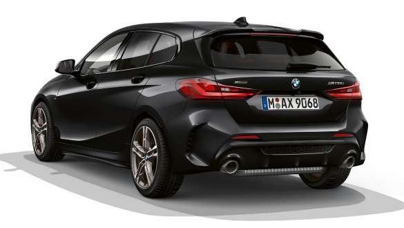 BMW M135i xDrive (F40) kit M aérodynamique BMW M135i xDrive (F40) en Saphirschwarz metallic, vue arrière avec kit M aérodynamique