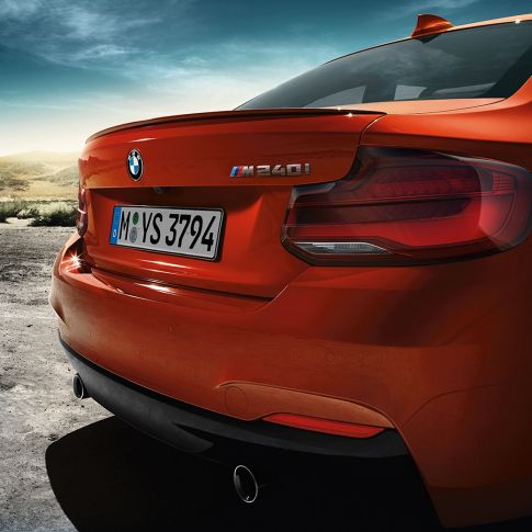 Design arrière de la BMW M240i Coupé Design de l’arrière de la BMW M240i Coupé F22 2017 Sunset Orange metallic vue de trois quarts arrière