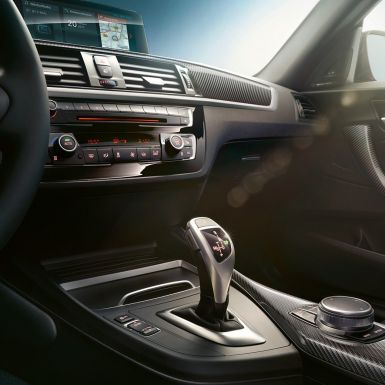 Levier de changement de vitesse de la BMW M240i Coupé Levier de changement de vitesse de la BMW M240i Coupé F22 2017, habitacle