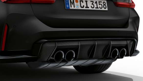 BMW M3 Competition Touring G81 BMW Individual Frozen Black metallic système d'échappement M Performance en titane vue en gros plan arrière