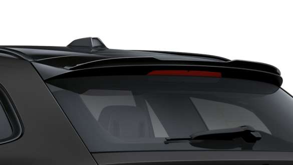 BMW M3 Competition Touring G81 BMW Individual Frozen Black metallic becquet de toit M Performance en Schwarz hochglänzend vue en gros plan arrière