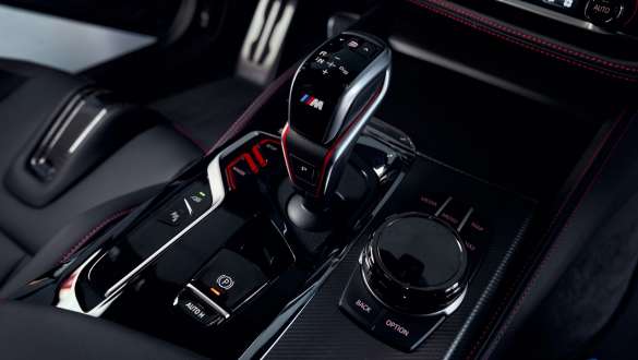 Boîte de vitesses M Steptronic à 8 rapports avec Drivelogic de la BMW M5 CS F90 2021 Boîte de vitesses M Steptronic à 8 rapports avec Drivelogic de la BMW M5 CS F90 2021, vue en gros plan du sélecteur de vitesses