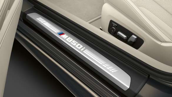 Seuils de porte avec inscription M850i. Seuils de porte de la BMW M850i xDrive Cabrio avec inscription M850i.