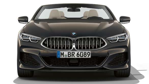 BMW M850i xDrive Cabrio, partie avant. BMW M850i xDrive Cabrio en Dravit Grau metallic avec capote fermée, partie avant avec doubles naseaux en Galvanik Cerium Grey.