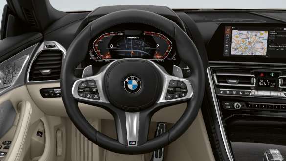 Volant M en cuir. Poste de conduite de la BMW M850i xDrive Cabrio avec volant M en cuir.