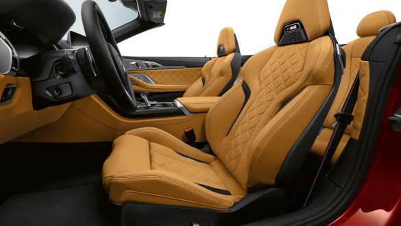 Garnissage tout cuir Merino/Alcantara. BMW M8 Competition Cabrio avec garnissage tout cuir Merino/Alcantara.