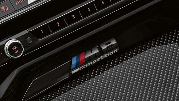 Insigne M8 Competition. BMW M8 Competition Cabrio, console centrale avec insigne M8 Competition.