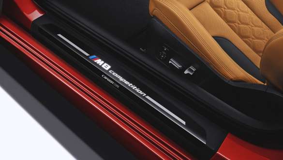 Seuils de porte avec inscription M8 Competition. Seuils de porte de la BMW M8 Competition Cabrio avec inscription M8 Competition.