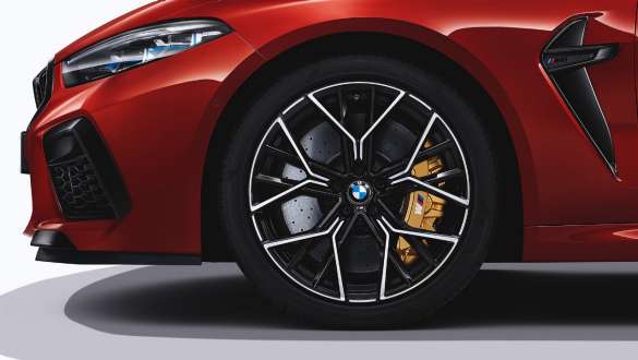 Jantes BMW M 20" en alliage léger 811 M, exécution bicolore. BMW M8 Competition Cabrio avec jantes BMW M 20" en alliage léger 811 M, exécution bicolore.