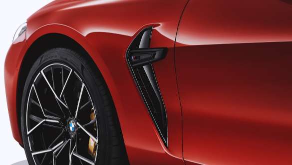 Ouïes M spécifiques en Schwarz. BMW M8 Competition Cabrio avec ouïes M spécifiques en Schwarz.