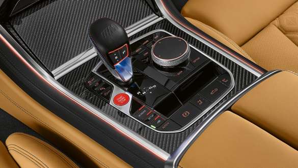 Boîte de vitesses M Steptronic à 8 rapports. BMW M8 Competition Cabrio avec boîte de vitesses M Steptronic à 8 rapports.