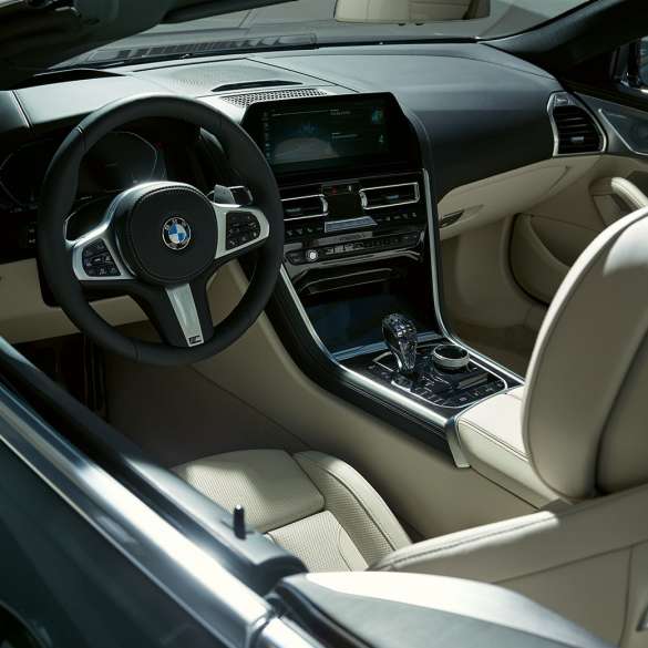 BMW M850i xDrive Cabrio, poste de conduite. BMW M850i xDrive Cabrio en Dravitgrau metallic avec capote ouverte, poste de conduite avec volant M en cuir.