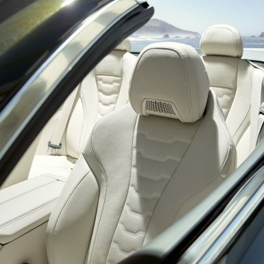 BMW M850i xDrive Cabrio, sièges multifonctions pour le conducteur et le passager avant. BMW M850i xDrive Cabrio in Dravitgrau metallic avec capote ouverte, habitacle avec sièges multifonctions en garnissage BMW Individual en cuir Merino Elfenbeinweiß.