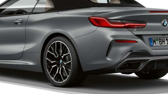 La nouvelle BMW M850i xDrive Cabrio G14 LCI restylage 2022 BMW Individual Frozen Pure Grey metallic Integral Active Steering, vue de trois quarts arrière