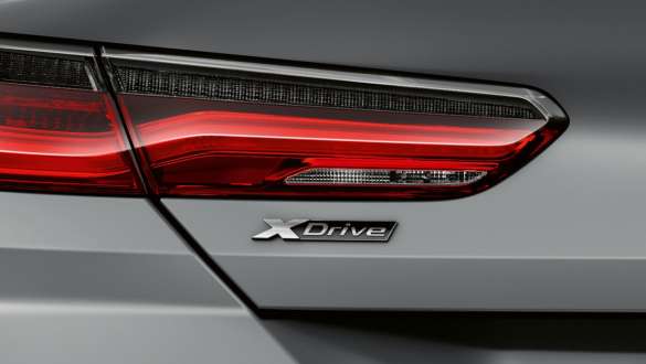 La nouvelle BMW M850i xDrive Cabrio G14 LCI restylage 2022 BMW Individual Frozen Pure Grey metallic, vue arrière avec embout xDrive en gros plan