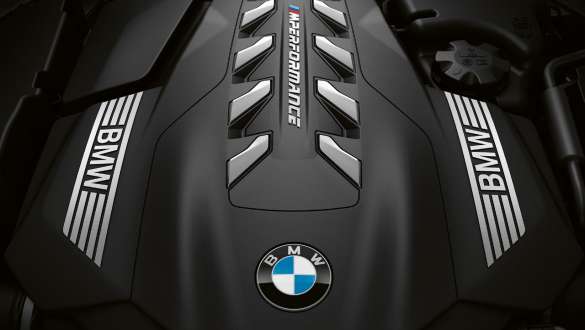 La nouvelle BMW M850i xDrive Cabrio G14 LCI restylage 2022 Moteur essence 8 cylindres M TwinPower Turbo vue en gros plan