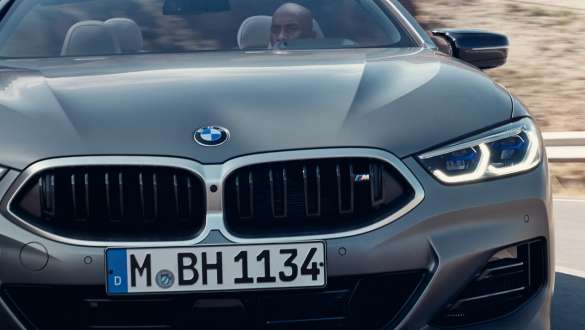 La nouvelle BMW M850i xDrive Cabrio G14 LCI restylage 2022 BMW Individual Frozen Pure Grey metallic Naseaux M et rétroviseurs extérieurs M