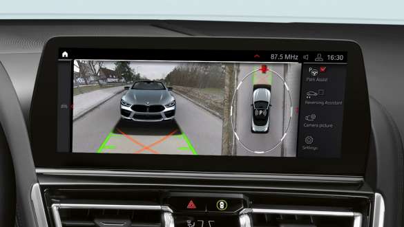 La nouvelle BMW Série 8 Cabrio M91 LCI restylage 2022 du Parking Assistant Pack Plus Control Display