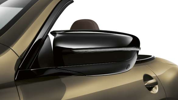 La nouvelle BMW M8 Competition Cabrio F91 LCI restylage 2022 Coques des rétroviseurs BMW Individual Brass metallic en Schwarz hochglänzend vue en gros plan
