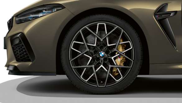 La nouvelle BMW M8 Competition Cabrio F91 LCI restylage 2022 BMW Individual Brass metallic Jantes BMW M 20" en alliage léger, à rayons en étoile 813 M, en Bicolor, vue en gros plan