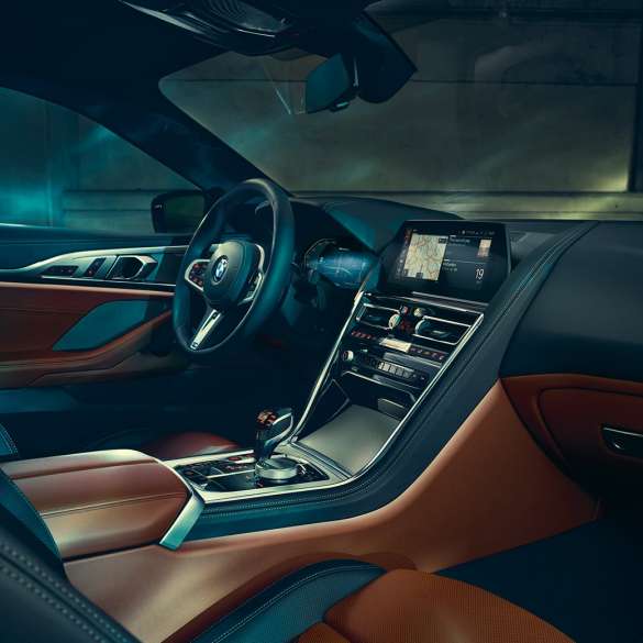 BMW M850i xDrive, poste de conduite. BMW M850i xDrive Coupé, poste de conduite avec BMW Live Cockpit Professional et volant M en cuir.