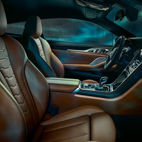BMW M850i xDrive Coupé, intérieur. BMW M850i xDrive Coupé, habitacle avec sièges multifonctions avec garnissage BMW Individual en cuir étendu Merino Tartufo/Schwarz.