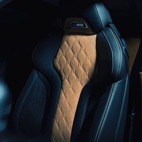 BMW M8 Competition Coupé, siège M sport. BMW M8 Competition Coupé, siège M sport avec emblème M8 et garnissage tout cuir Merino Schwarz avec surpiqûres contrastées en Midrand Beige.
