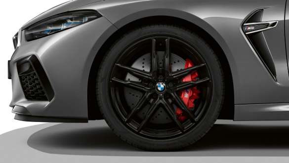 BMW M8 Coupé F92 LCI Facelift 2022 Skyscraper grey metallic side view 20" M light alloy wheels Doublespoke style 810 M 