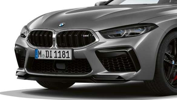 BMW M8 Coupé F92 LCI Facelift 2022 Skyscraper grey metallic close-up three-quarter front M Kidney grille in chrome high-gloss