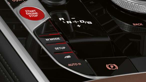 BMW M8 Coupé F92 LCI Facelift 2022 M Mode close-up button on the centre console