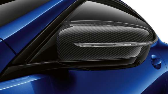 La BMW M850i xDrive Coupé G15 LCI restylage 2022 M Portimao Blau metallic Pack extérieur M Carbon Coques de rétroviseurs extérieurs vue en gros plan