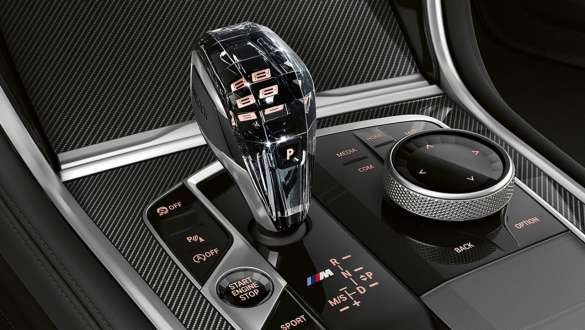 La BMW M850i xDrive Coupé G15 LCI Restylage 2022, vue en gros plan de l'habitacle du sélecteur de vitesse avec applique en verre CraftedClarity