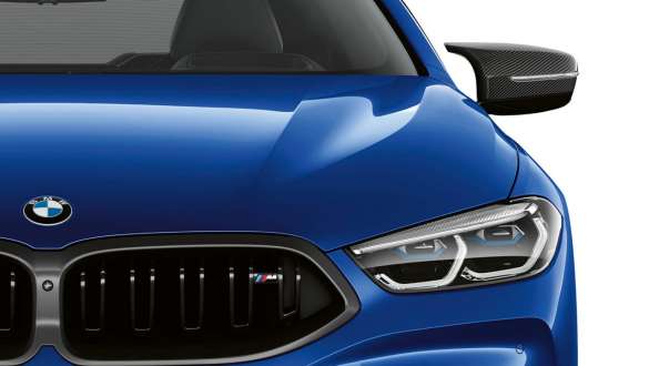 La BMW M850i xDrive Coupé G15 LCI restylage 2022 M Portimao Blau metallic vue de face Naseaux M et rétroviseurs extérieurs M