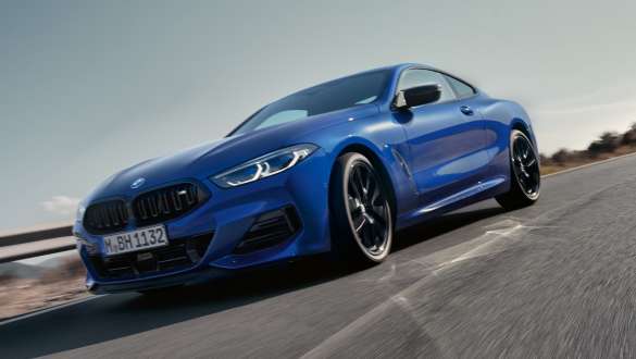La BMW M850i xDrive Coupé G15 LCI restylage 2022 M Portimao Blau metallic vue de trois quarts avant conduite Integral Active Steering