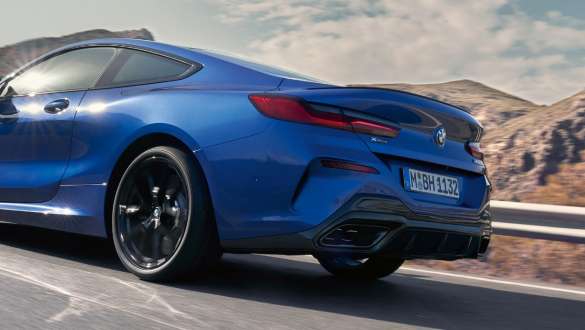 La BMW M850i xDrive Coupé G15 LCI restylage 2022 M Portimao Blue metallic vue arrière en mouvement
