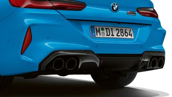 La BMW M8 Competition Coupé F92 LCI restylage 2022 Système d'échappement sport Daytona Beach Blau uni poupe M latérale