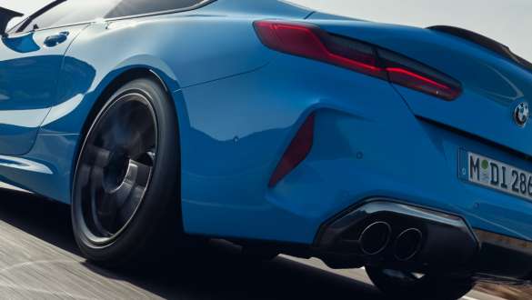 La BMW M8 Competition Coupé F92 LCI restylage 2022 Daytona Beach Blau uni roulant Vue arrière vue en contre plongée M xDrive