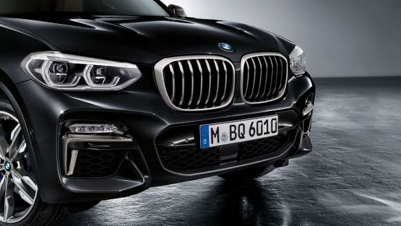 BMW X3 M40i et BMW X3 M40d, kit M aérodynamique. Extérieur des BMW X3 M40i et BMW X3 M40d en Saphierschwarz metallic, avant avec kit M aérodynamique-