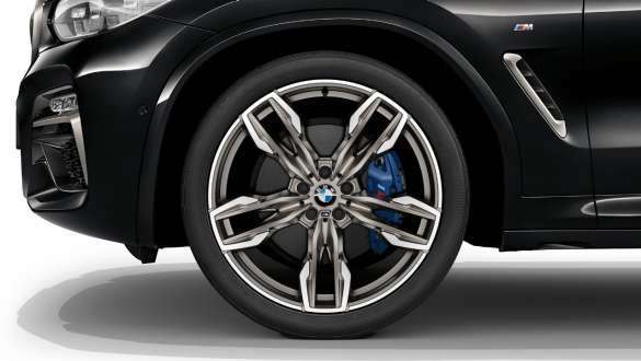BMW X3 M40i et BMW X3 M40d, freins M sport. Extérieur des BMW X3 M40i et BMW X3 M40d en Saphierschwarz metallic, jantes BMW en alliage léger avec freins M sport.