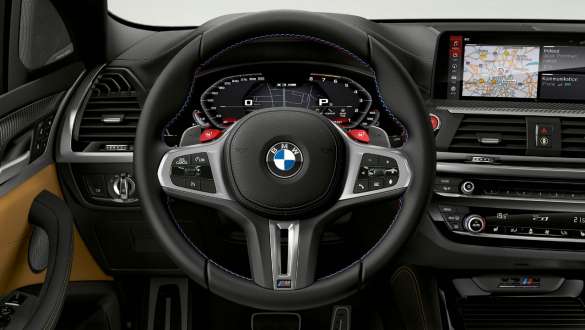 BMW X3 M Competition, volant M en cuir. Intérieur de la BMW X3 M Competition, habitacle, volant M en cuir avec touches multifonctions.