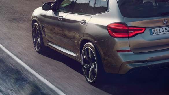 Extérieur de la BMW X3 M Competition, vue de trois quarts arrière. Extérieur de la BMW X3 M Competition en Donington Grau metallic, vue de trois quarts arrière, suspension spécifique M.