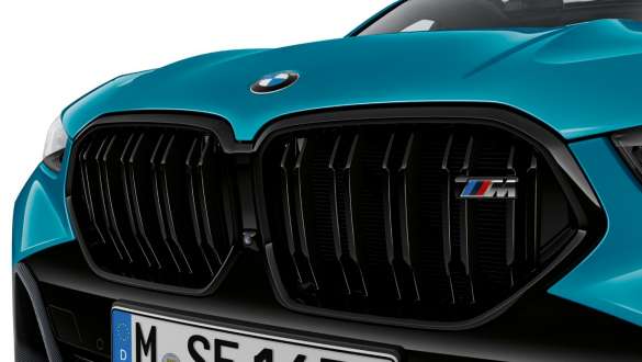 BMW X6 M60i xDrive G06 MP calandre avant M Schwarz hochglänzend, vue en gros plan