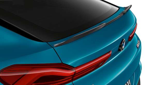 BMW X6 M60i xDrive G06 MP becquet arrière BMW en carbone, vue en gros plan