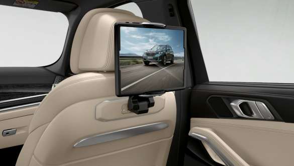 BMW X6 M60i xDrive G06 MP support tablette BMW Pro pour système Travel & Comfort, vue en gros plan