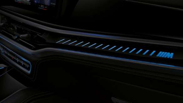 BMW X6 M60i xDrive G06 MP, barre lumineuse avec logo M, vue en gros plan